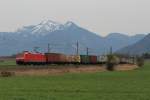 185 055-1 ist mit einem Containerzug in Richtung München unterwegs. Aufgenommen am 3. April 2014 bei Bernau am Chiemsee.