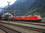 185 114-6 und 185 123-7 stehen am 20. August 2014 abfahrbereit im Bahnhof von Erstfeld/Schweiz.