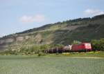 185 277-1 ist am 14. Mai 2015 mit einem gemischten Gterzug bei Thngersheim in Richtung Wrzburg unterwegs.