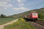 185 343-1 war mit einem Containerzug in Richtung Wrzburg unterwegs. Aufgenommen am 14. Mai 2015 bei Thngersheim.