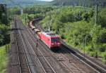 185 271-4 mit einem Stahlzug am 15. Mai 2015 beid er Einfahrt in den Bahnhof von Gemnden.