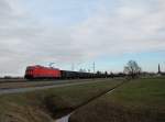 185 208-6 mit dem  Aicher-Stahlzug  am 28. November 2015 bei bersee.