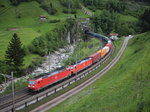 BR 185/501600/185-109-und-185-092-mit 185 109 und 185 092 mit einem Containerzug vom Gotthard kommend am 25. Mai in der Wattinger Kurve'.