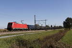 BR 185/581835/185-368-8-mit-dem-aicher-zug-aus 185 368-8 mit dem 'Aicher'-Zug aus Freilassing kommend am 14. Oktober 2016 bei bersee am Chiemsee.