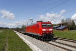 185 064 mit einem Stahlzug auf dem Weg nach Freilassing, aufgenommen am 9. Mai 2019 bei Grabensttt. 