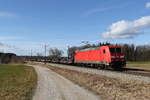 185 308 war am 21. Februar 2020 bei Grabensttt mit einem Stahlzug nach Freilassing unterwegs.