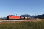 185 313 mit dem  Mllzug  aus Freilassing kommend am 21. Februar 2020 bei Bernau am Chiemsee.