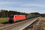 BR 185/689965/185-207-mit-dem-aicher-zug-aus 185 207 mit dem 'Aicher-Zug' aus Hammerau kommend am 22. Februar 2020 bei Grabensttt.