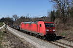 185 268 war am 1. April 2020 mit einem Stahlzug bei Grabensttt in Richtung Freilassing unterwegs.
