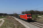 185 052 war am 2. April 2020 mit einem Stahlzug bei Grabensttt in Richtung Freilassing unterwegs.