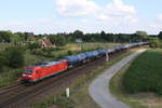 185 055 war am 25. Juni 2020 mit einem Kesselwagenzug bei Langwedel in Richtung Bremen unterwegs.
