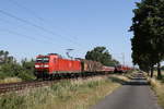 BR 185/705843/185-084-mit-einem-gemischten-gueterzug 185 084 mit einem gemischten Gterzug am 26. Juni 2020 bei Drverden.