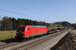 BR 185/727483/185-182-mit-einem-kurzen-stahlzug 185 182 mit einem kurzen Stahlzug aus Freilassing kommend am 25. Februar 2021 bei Grabensttt im Chiemgau.