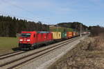 BR 185/729293/185-286-mit-einem-containerzug-aus 185 286 mit einem Containerzug aus Salzburg kommend am 13. Mrz 2021 bei Grabensttt im Chiemgau.