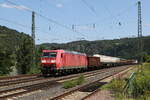 BR 185/741112/185-023-mit-einem-gemischten-gueterzug 185 023 mit einem gemischten Gterzug am 21. Juli 2021 bei St. Goarshausen am Rhein.
