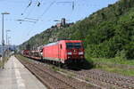 BR 185/741408/185-381-mit-einem-gemischten-gueterzug 185 381 mit einem gemischten Gterzug am 21. Juli 2021 bei Kaub am Rhein.