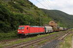 BR 185/743293/185-285-mit-einem-einem-gemischten 185 285 mit einem einem gemischten Gterzug am 22. Juli 2021 bei Kaub am Rhein.