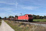185 275 war am 20. Oktober 2021 mit einem Stahlzug bei bersee am Chiemsee in Richtung Freilassing unterwegs.