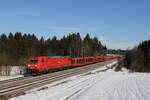 BR 185/764610/185-209-mit-einem-leeren-autozug 185 209 mit einem leeren Autozug am 24. Januar 2022 bei Grabensttt im Chiemgau.