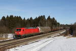 BR 185/765414/185-203-mit-einem-gemischten-gueterzug 185 203 mit einem gemischten Gterzug aus Salzburg kommend am 27. Januar 2022 bei Grabensttt im Chiemgau.