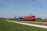 BR 185/772276/185-066-mit-einem-autozug-aus 185 066 mit einem Autozug aus Mnchen kommend am 14. April 2022 bei bersee am Chiemsee.