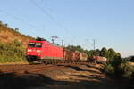 BR 185/786618/185-144-mit-einem-gemischten-gueterzug 185 144 mit einem gemischten Gterzug aus Wrzburg kommend am 6. August 2022 bei Himmelstadt.