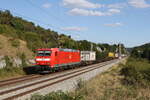 BR 185/789157/185-054-mit-einem-containerzug-am 185 054 mit einem Containerzug am 9. August 2022 bei Hagenacker im Altmhltal.