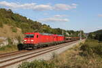 185 239 und 187 110 mit einem leeren Autozug aus Ingolstadt kommend am 9. August 2022 bei Hagenacker im Altmhltal.