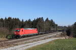 185 216 mit einem Stahlzug aus Freilassing kommend am 7. Februar 2023 bei Sossau.