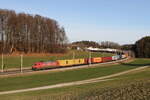 185 345 mit einem Containerzug aus Salzburg kommend am 30. Dezember 2023 bei Axdorf im Chiemgau.
