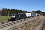 185 571 mit dem  Intercombi  aus Salzburg kommend am 21. Februar 2020 bei Grabensttt im Chiemgau.