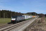 185 408 mit einem  KLV  aus Salzburg kommend am 13. Mrz 2021 bei Grabensttt im Chiemgau.