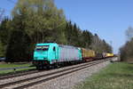 185 575 war am 21. April 2021 mit einem Holzzug bei Brannenburg in Richtung Kufstein unterwegs.