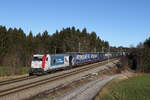 185 665 von  Kombi-Verkehr  war mit dem  Intercombi-KLV  am 31. Dezember 2021 bei Grabensttt im Chiemgau in Richtung Mnchen unterwegs.