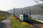 185 613 war am 2. Mai 2022 mit einem  KLV  bei Lorch am Rhein in Richtung Koblenz unterwegs.
