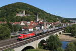 185 585 von  Rhein-Cargo  mit einem Kesselwagenzug bei der durchfahrt von Gemnden am 8. August 2022.