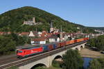 185 584 von  Rhein-Cargo  mit einem Containerzug bei der Ausfahrt aus Gemnden am 8. August 2022.