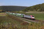 BR 185 private/792723/185-599-mit-einem-autozug-auf 185 599 mit einem Autozug auf dem Weg nach Wrzburg am 12. Oktober 2022 bei Harrbach am Main.