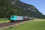 185 617 mit einem Autozug aus Mnchen kommend am 14. Juni 2023 bei Niederaudorf im Inntal.