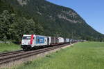 185 665 war am 29. Juni 2023 mit einem  KLV  bei Niederaudorf in Richtung Kufstein unterwegs.