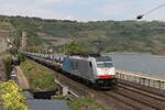 186 508 von  LINEAS  mit einem Stahlzug am 2. Mai 2022 in Oberwesel am Rhein.