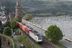 br-186-2/775502/186-355-von-akiem-mit-einem 186 355 von 'AKIEM' mit einem Containerzug aus Koblenz kommend am 3. Mai 2022 bei Oberwesel.