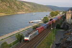 186 502 mit einem Containerzug aus Bingen kommend am 3. Mai 2022 in Oberwesel.