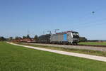 193 093 und 189 910 mit einem gemischten Güterzug aus München kommend am 6. Oktober 20222 bei Übersee am Chiemsee.