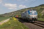 193 883 zieht am 14. Mai 2015 einen Containerzug bei Thngersheim in Richtung Wrzburg.