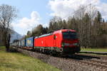 BR 193/733244/193-307-mit-einem-klv-aus 193 307 mit einem 'KLV' aus Kufstein kommend am 21. April 2021 bei Brannenburg im Inntal.