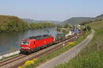 193 359 war am 2. Mai 2022 mit einem  KLV  bei Lorch am Rhein in Richtung Bingen unterwegs.