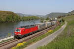 193 323 mit einem  KLV  aus Koblenz kommend am 2. Mai 2022 bei Lorch am Rhein.