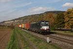 193 871 von  MRCE  mit einem Containerzug aus Gemnden kommend am 12. Oktober 2022 bei Thngersheim am Main.