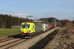 193 401 und 193 776 mit einem gemischten Gterzug aus Salzburg kommend am 12. Februar 2023 bei Htt im Chiemgau.